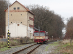 Vlak Os 15606 z Městce Králové do Nymburka zastavuje v Dymokurech v předposlední den osobního provozu na trati