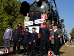 Pamětní snímek parní lokomotivy 464.202 a jejího dobového doprovodu - Tovačov   Foto: Rosťa Kolmačka